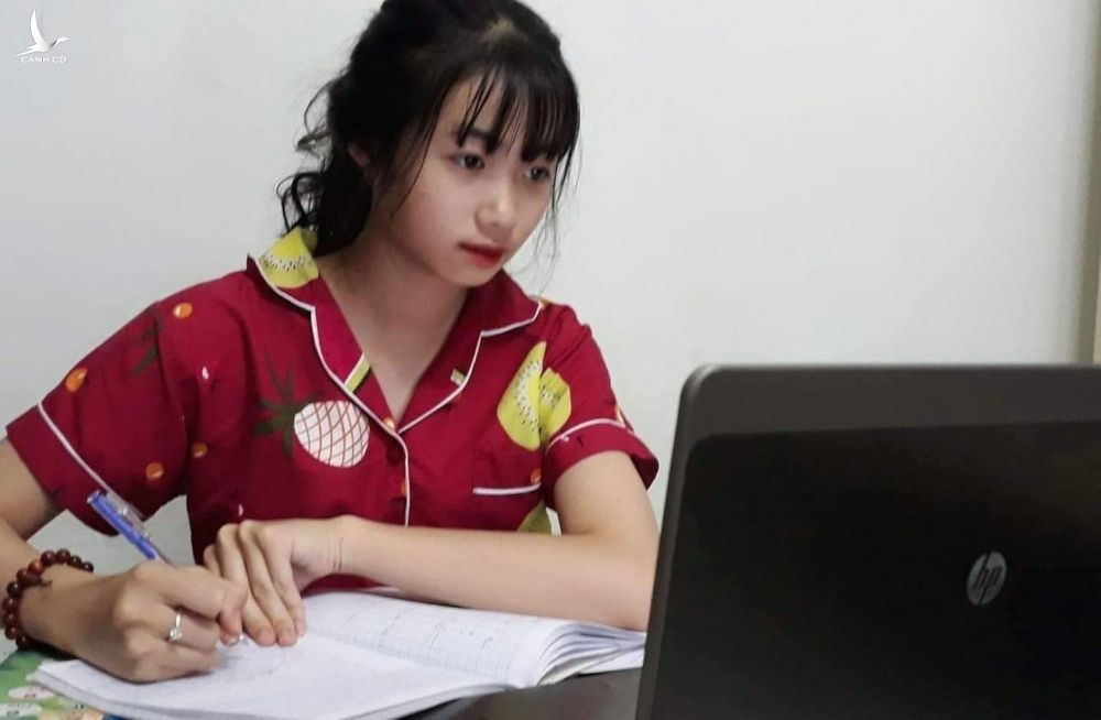 Học sinh lớp 12 đang ôn thi trực tuyến chuẩn bị cho kỳ thi tốt nghiệp THPT /// Bảo Châu
