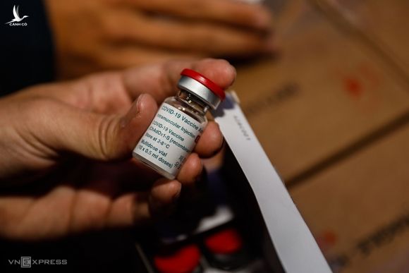 Việt Nam đang triển khai tiêm vaccine ngừa Covid-19 của AstraZeneca. Ảnh: Hữu Khoa.