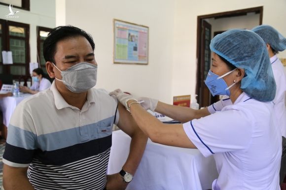Tiêm vaccine Astrazeneca cho tuyến đầu phòng chống dịch Covid-19 tại Trung tâm y tế TP Đông Hà, Quảng Trị, ngày 13/5/2021. Ảnh: Hoàng Táo/VnExpress
