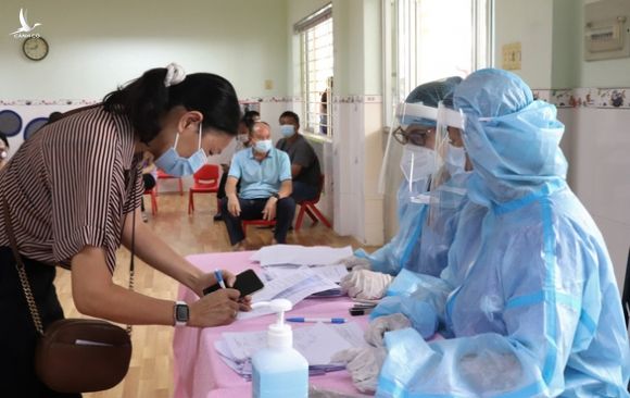 5 quận, huyện ở TP.HCM có nhiều ca mắc COVID-19 phải lấy 500.000 mẫu/ngày trong 5 ngày - Ảnh 1.