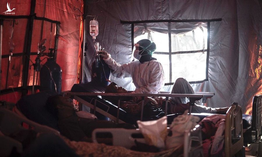 Nhân viên y tế chăm sóc bệnh nhân Covid-19 trong căn lều dựng bên ngoài bệnh viện ở thành phố Bogor, Indonesia hôm 29/6. Ảnh: AFP.