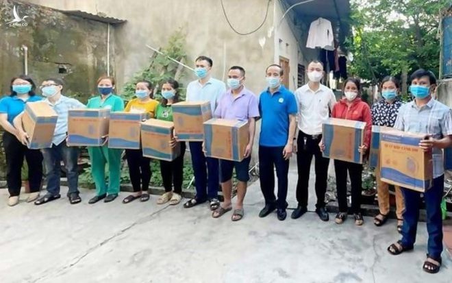 Bên cạnh việc đảm bảo an toàn trong công tác phòng, chống dịch, nhiều công nhân còn được hỗ trợ thức ăn, nhà ở... Bên cạnh việc đảm bảo an toàn trong công tác phòng, chống dịch, nhiều công nhân còn được hỗ trợ thức ăn, nhà ở...