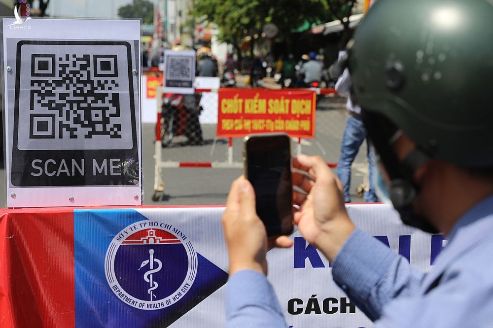 Người dân quét mã QR khai báo y tế điện tử tại chốt kiểm dịch y tế trên đường Nguyễn Kiệm, quận Gò Vấp, ngày 3/6. Ảnh: Quỳnh Trần.