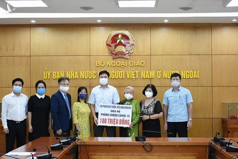 Thứ trưởng Phạm Quang Hiệu cùng các lãnh đạo Ủy ban Nhà nước về người Việt Nam ở nước ngoài tiếp nhận ủng hộ công tác phòng chống dịch Covid-19 từ gia đình TS. Phan Bích Thiện. (Ảnh: Cảnh Tiêu)