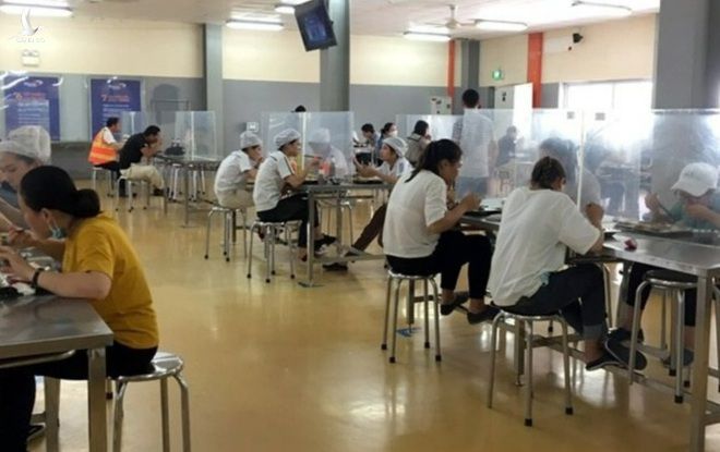 Bố trí vách ngăn cho công nhân từ bàn ăn đến phân xưởng, mua sắm máy khử khuẩn tự động… rất được chú trọng. Bố trí vách ngăn cho công nhân từ bàn ăn đến phân xưởng, mua sắm máy khử khuẩn tự động… rất được chú trọng.