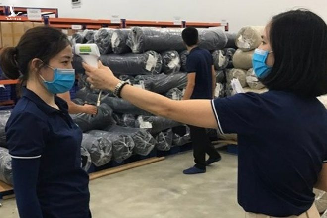 100% công nhân, lao động của các công ty được kiểm tra thân nhiệt, yêu cầu đeo khẩu trang, thực hiện sát khuẩn ngay từ cổng vào. 100% công nhân, lao động của các công ty được kiểm tra thân nhiệt, yêu cầu đeo khẩu trang, thực hiện sát khuẩn ngay từ cổng vào.