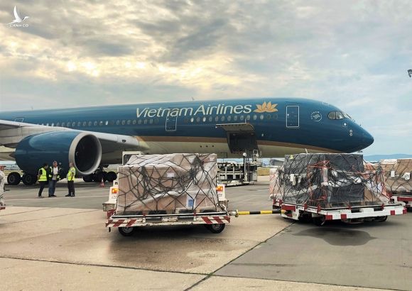 Máy bay Vietnam Airlines tiếp nhận lô hàng tại sân bay Frankfurt (Đức). Ảnh VNA