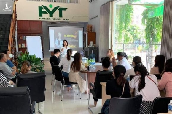 Một buổi tư vấn về đầu tư tiền ảo tại văn phòng FYT tại nhà GH8 Trúc Khuê, khu dân cư Kênh Bàu, TP Phan Thiết. Ảnh: Người dân cung cấp.