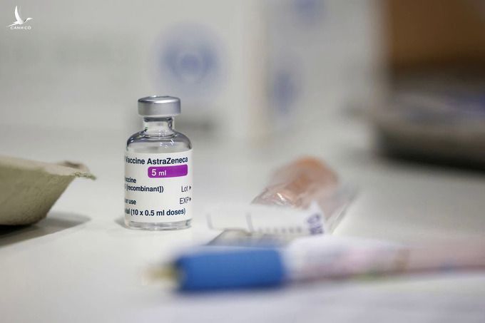 Một lọ vaccince Covid-19 của AstraZeneca tại Anh hồi tháng hai. Ảnh: Reuters.