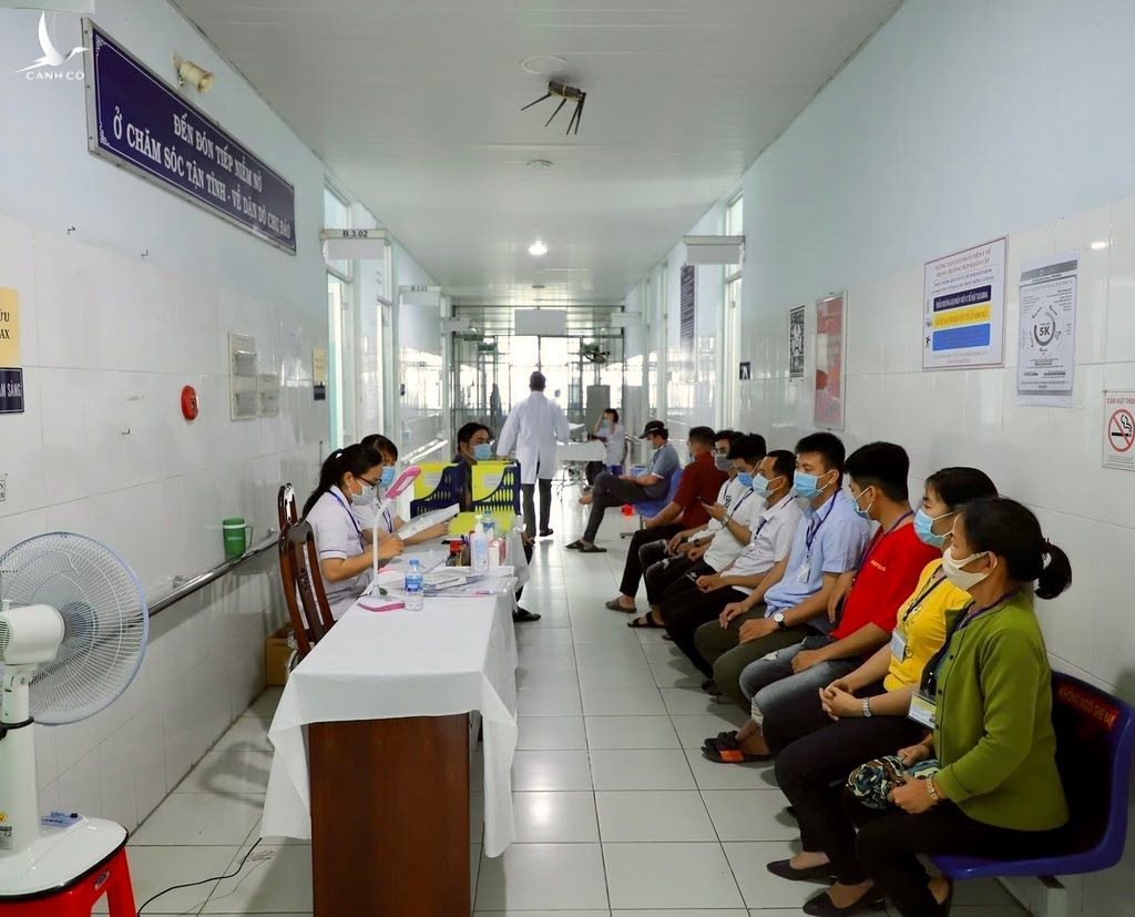 Người tình nguyện chờ khám sàng lọc để tham gia tiêm thử nghiệm vắc xin Nanocovax tại Bệnh viện Đa khoa Bến Lức, tỉnh Long An. ẢNH: TÚ UYÊN