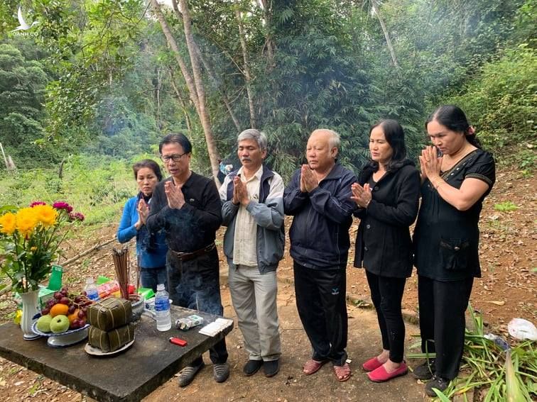 Ông Mẫn và vợ (ngoài cùng bên trái) thắp hương tưởng niệm liệt sĩ ở lòng hồ Daklop huyện Kbang, Gia Lai năm 2018. Ở đây, năm 2002, gia đình ông đã tìn thấy 8 hài cốt liệt sĩ. Ảnh nhân vật cung cấp.