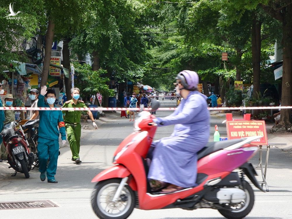 Ngày 20.6, lực lượng chức năng tạm phong tỏa một đoạn đường Võ Thị Nhờ, Q.7 (TP.HCM) để khoanh vùng, lấy mẫu xét nghiệm các trường hợp liên quan ca nhiễm Covid-19 /// ẢNH: KHẢ HÒA