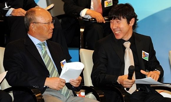 Park Hang-seo (trái) mới thắng 10% số trận đã đấu Shin Tae-yong với tư cách HLV. Ảnh: MHN