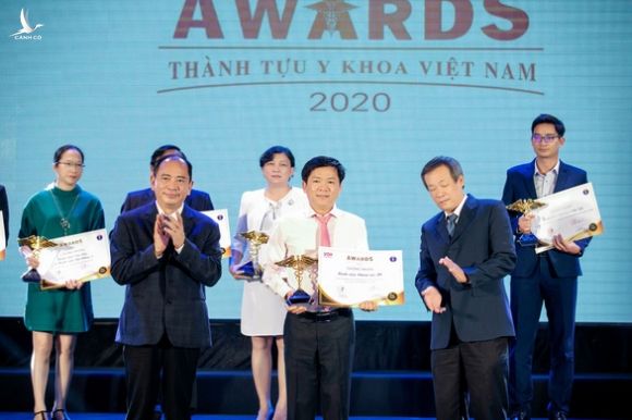 Bác sĩ Tú Dung nhận cúp vàng Thành tựu y khoa Việt Nam 2020 - Ảnh 1.