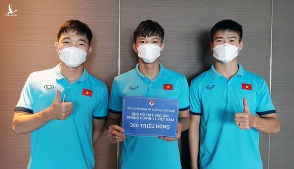 Đội tuyển Việt Nam ủng hộ 300 triệu đồng cho Quỹ vắc xin phòng, chống COVID-19 - Ảnh 1.