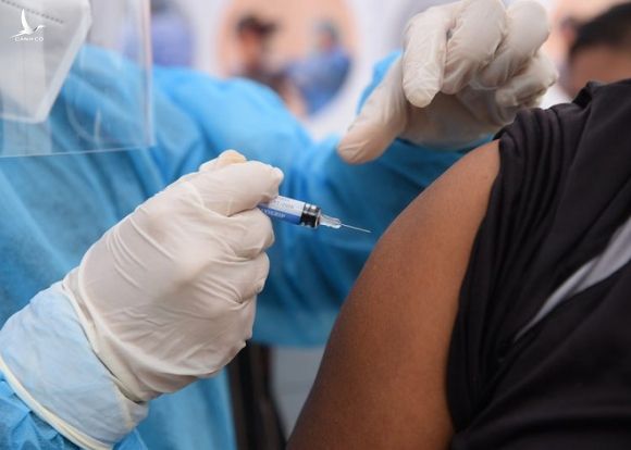 Trung Quốc tiêm xong hơn 1,1 tỉ liều vắc xin: Thế giới ca ngợi 2 yếu tố tạo nên kỳ tích - Ảnh 1.