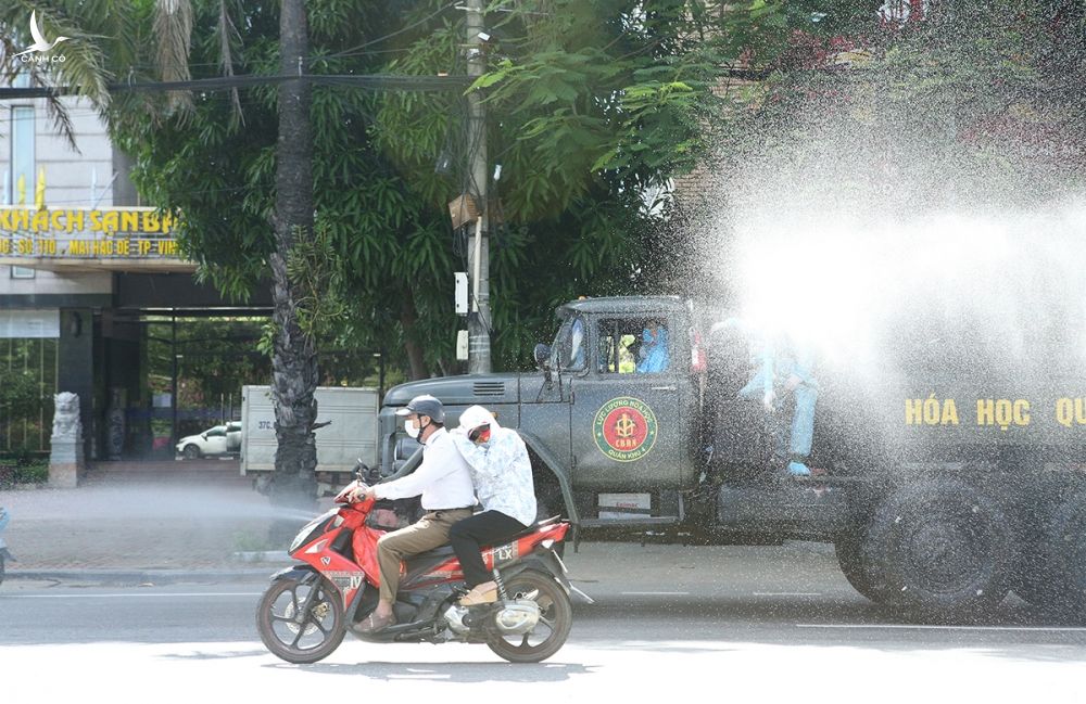Quân đội phun khử khuẩn tại TP Vinh. Ảnh: Nguyễn Hải