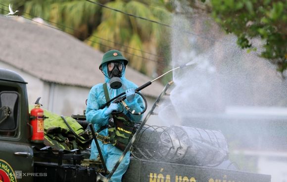 Quân đội phun khử khuẩn ở xã Thạch Trung và phường Nguyễn Du, nơi các ca nhiễm nCoV liên quan vợ chồng doanh nhân lưu trú. Ảnh: Đức Hùng