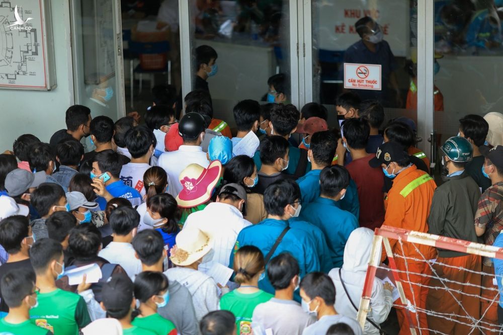 ngoi cho hang gio tiem vaccine anh 2