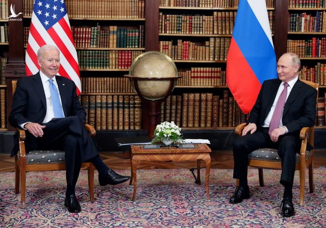 Hành động khó hiểu của ông Biden trong cuộc gặp với ông Putin - 1