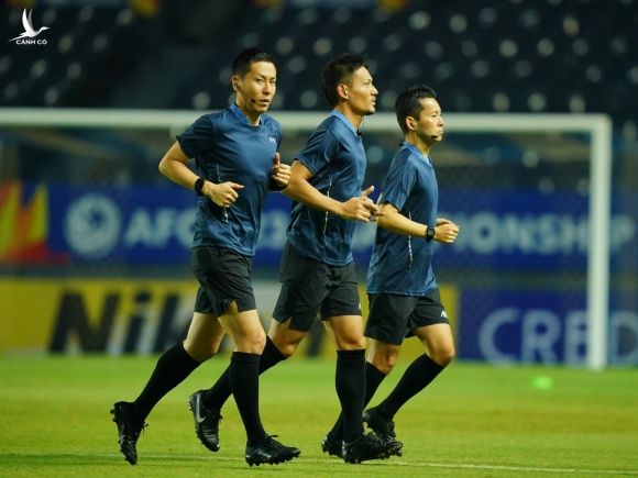 Nguyên ê kíp trọng tài Nhật Bản từng điều khiển trận đấu có U.23 Việt Nam tại VCK U.23 châu Á 2020 sẽ tái xuất tối nay trên sân Al Marktoum /// Độc Lập