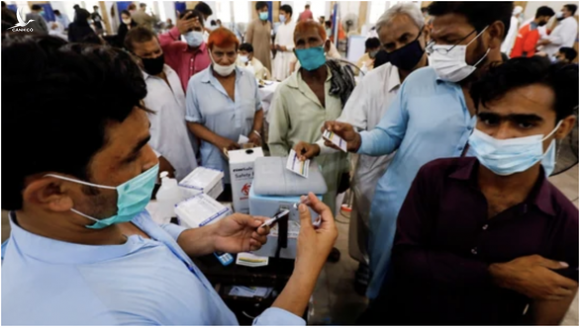 Ở Pakistan, không chịu tiêm vắc xin COVID-19 bị cắt mạng điện thoại - Ảnh 1.