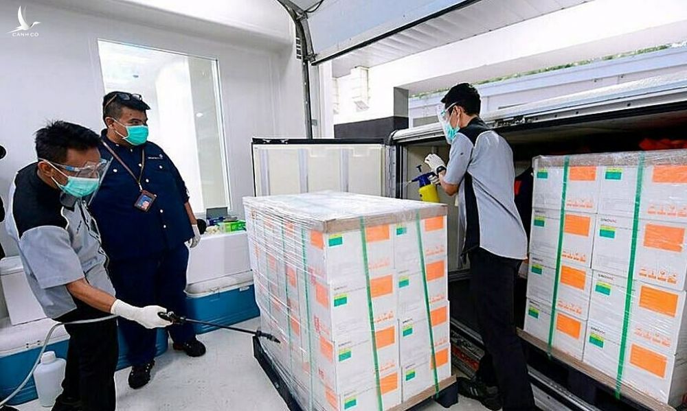 Nhân viên y tế Indonesia nhận vaccine Covid-19 thử nghiệm từ Trung Quốc vào năm 2020.