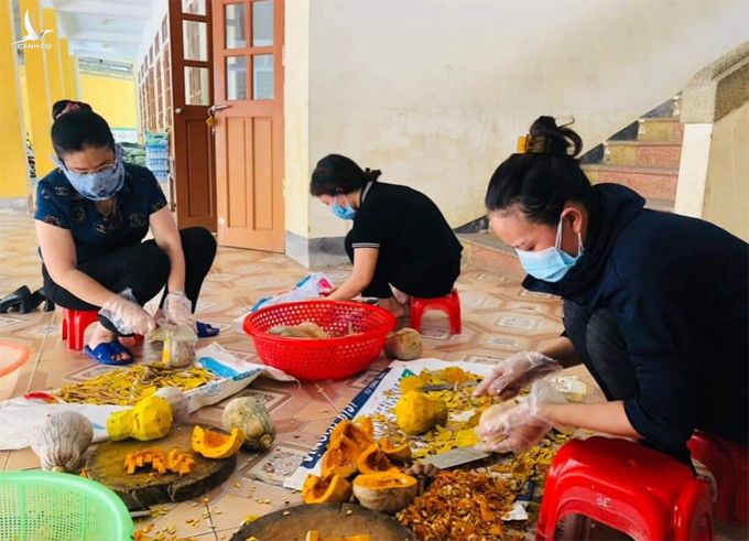 Các cô giáo trường Mầm non Tân Lâm Hương sơ chế thực phẩm trước khi chế biến. Ảnh: NVCC.