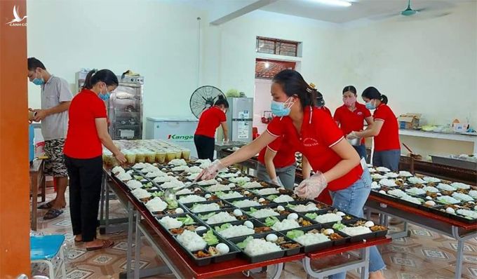 Giáo viên đang chia các phần cơm tại bếp nấu ở trường Tiểu học Tân Lâm Hương 1, huyện Thạch Hà. Ảnh: NVCC.