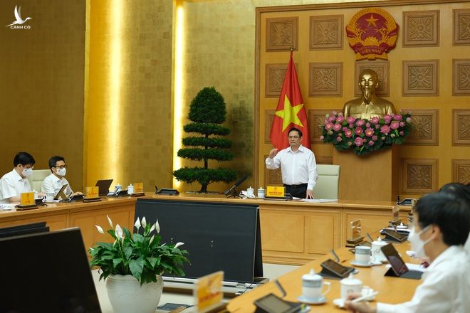 Thủ tướng Phạm Minh Chính trực tiếp làm việc với các nhà khoa học, doanh nghiệp đang nghiên cứu, sản xuất vắc xin phòng Covid-19 (ảnh: VGP).