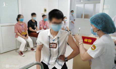 Người tình nguyện tiêm thử nghiệm vaccine Nanocovax tại Học viện Quân y, ngày 11/6. Ảnh: Ngọc Thành.