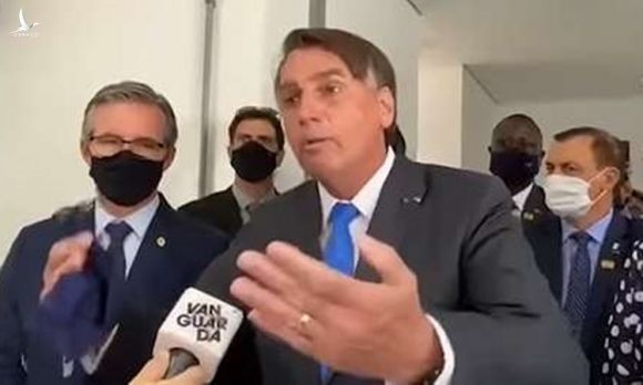 Tổng thống Brazil Jair Bolsonaro phản ứng gay gắt với phóng viên tại một sự kiện ở bang Guaratingueta hôm 21/6. Ảnh: Folha Global.
