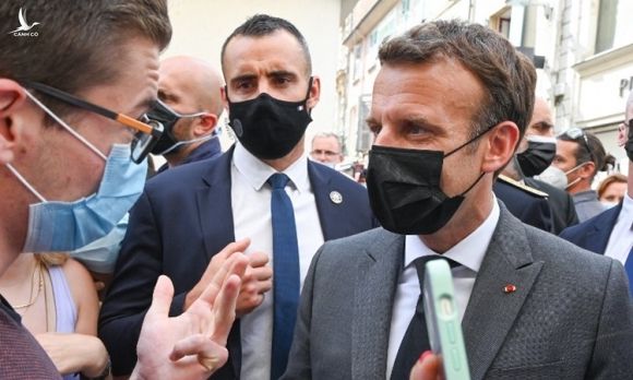 Tổng thống Emmanuel Macron (phải) trao đổi với người dân trên đường phố Valence trong chuyến thăm khu vực đông nam của Pháp hôm 8/6. Ảnh: AFP.