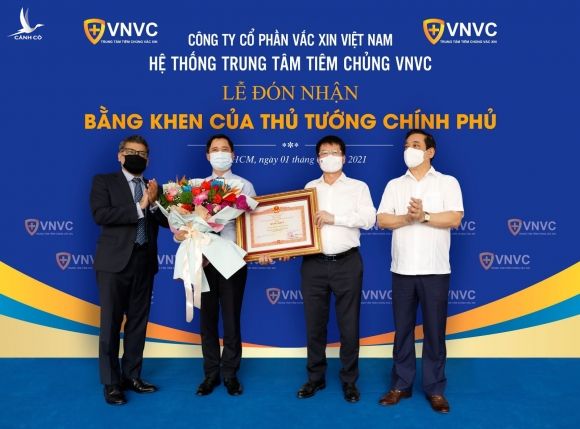 Thứ trưởng Bộ Y tế Trương Quốc Cường thay mặt Chính phủ và Bộ Y tế trao tặng bằng khen cho ông Ngô Chí Dũng, Chủ tịch Hội đồng Quản trị kiêm Tổng giám đốc Công ty Cổ phần Vacxin Việt Nam (VNVC).