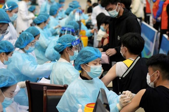 Từ nghi ngờ, tẩy chay, nhiều người Trung Quốc đã đổ xô đi tiêm vắc xin COVID-19 - Ảnh 1.