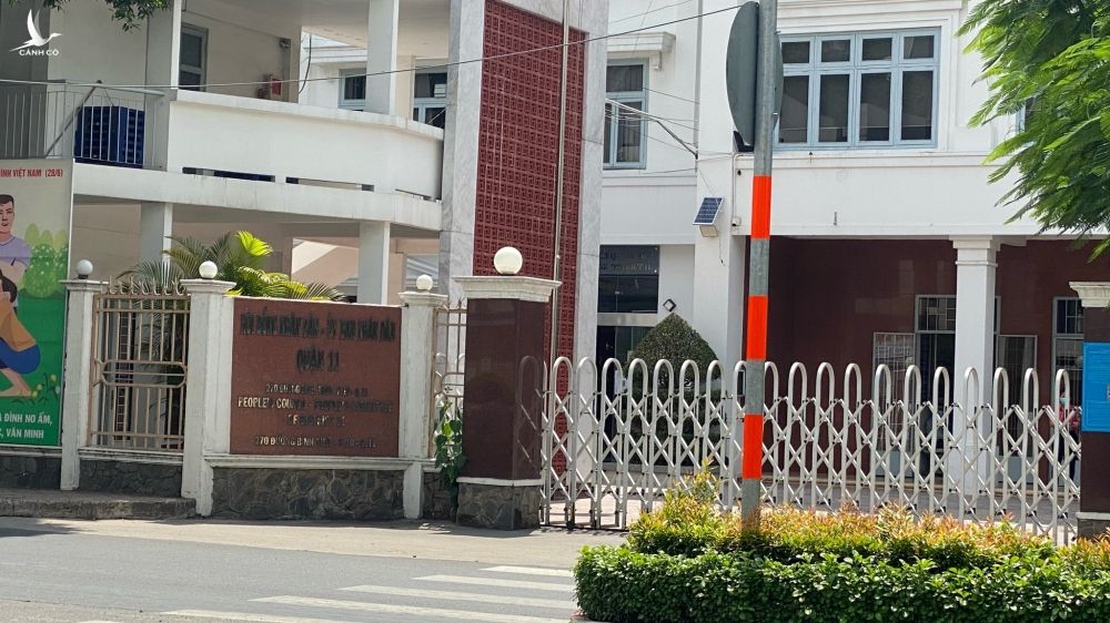 Một Phó chủ tịch UBND quận 11 nghi nhiễm Covid-19 - ảnh 1