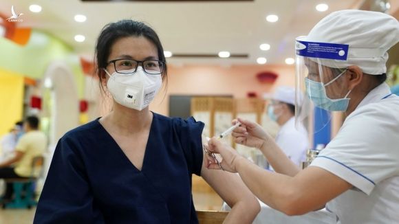 Điểm tiêm vắc xin Covid-19 tại Trường tiểu học Nguyễn Bỉnh Khiêm (Q.1,TP.HCM) do Bệnh viện Q.1 phụ trách /// ĐỘC LẬP
