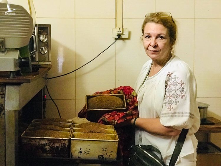 Bà Svetlana Nguyen bên lò bánh mì đen truyền thống của Nga. Những ngày Hà Nội tạm dừng hoạt động quán ăn phục vụ tại chỗ do dịch Covid-19, đây là món chủ chốt duy trì hoạt động của quán những ngày dịch. Ảnh: Hải Hiền. 