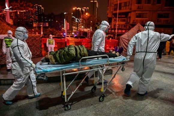 Một bệnh nhân Covid-19 được đưa đến bệnh viện ở Vũ Hán ngày 25.2.2020 /// AFP/Getty