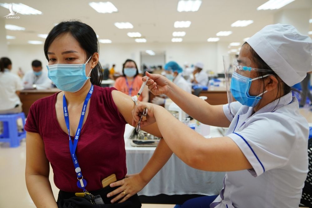 Gần 500 người lao động ở Công ty TNHH Nipro Việt Nam (trong Khu Công nghệ cao TP.HCM) được tiêm vắc xin Covid-19 sáng 19.6 /// Ảnh: Độc Lập