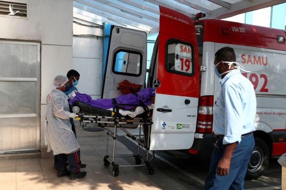Một bệnh nhân nghi nhiễm nCoV được đưa đến một bệnh viện gần Rio de Janeiro, Brazil, hôm 20/5. Ảnh: Reuters.