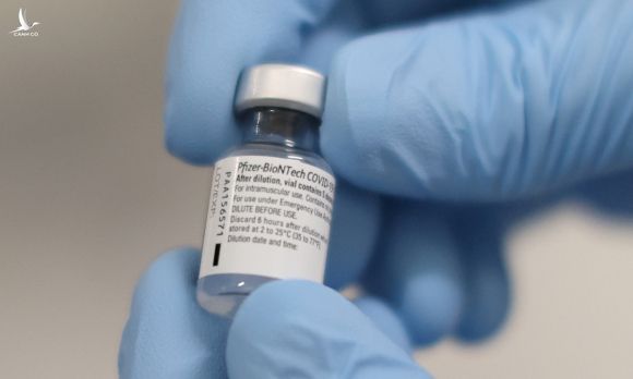 Một lọ vaccine Covid-19 của Pfizer ở một bệnh viện tại Belfast, Bắc Ireland, Anh, hồi tháng 12/2020. Ảnh: Reuters.