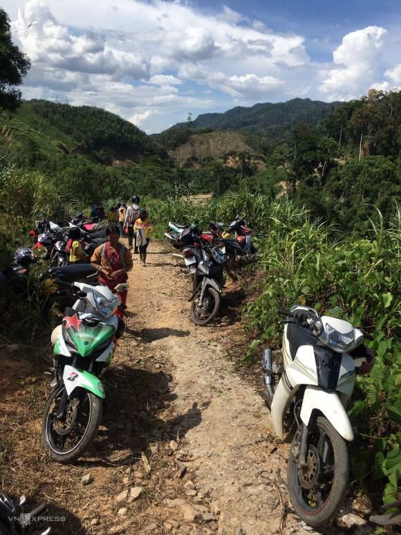 Ở một góc rừng thuộc xã Ngọc Tem, hàng chục chiếc xe máy được người dân bỏ lại để vào rừng hái ươi.
