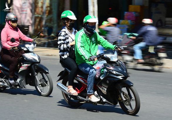 Xe ôm công nghệ, giao hàng ở TP.HCM vẫn hoạt động bình thường - Ảnh 1. Xe ôm công nghệ, giao hàng ở TP.HCM vẫn hoạt động bình thường - Ảnh 1.