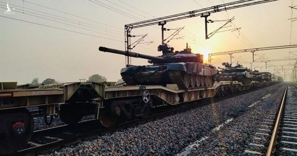 Quân đội Ấn Độ đã vận chuyển xe tăng, súng pháo và các nguồn lực khác trên một đoàn tàu quân sự trong khuôn khổ cuộc thử nghiệm “Hành lang chở hàng chuyên dụng” do Đường sắt Ấn Độ phát triển.
