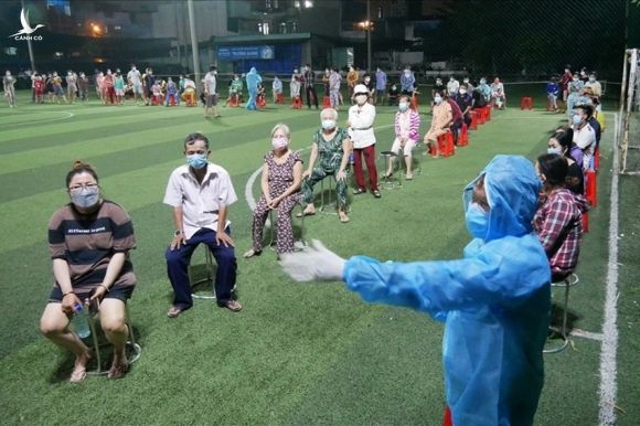 Người dân quận Bình Tân (TPHCM) xếp hàng chờ lấy mẫu xét nghiệm COVID-19. Ảnh: Tú Phúc
