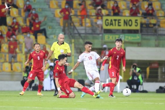 Vắng bóng HLV Park Hang-seo, ĐT Việt Nam thúc thủ trước UAE - Ảnh 1.