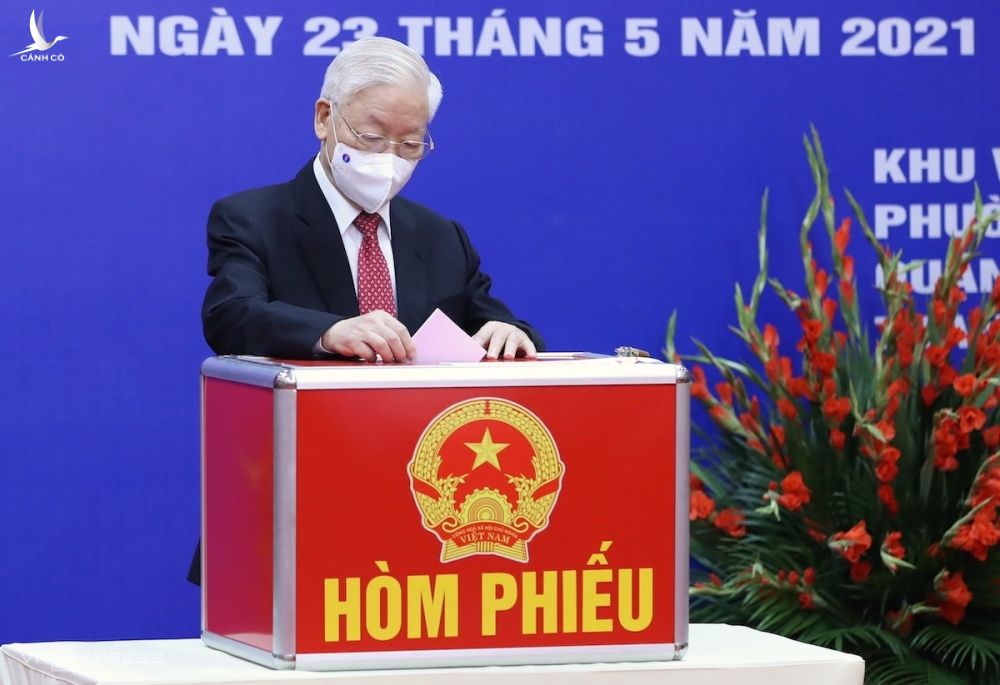 Tổng bí thư Nguyễn Phú Trọng thực hiện quyền cử tri tại Hà Nội, ngày 23/5. Ảnh: Giang Huy.