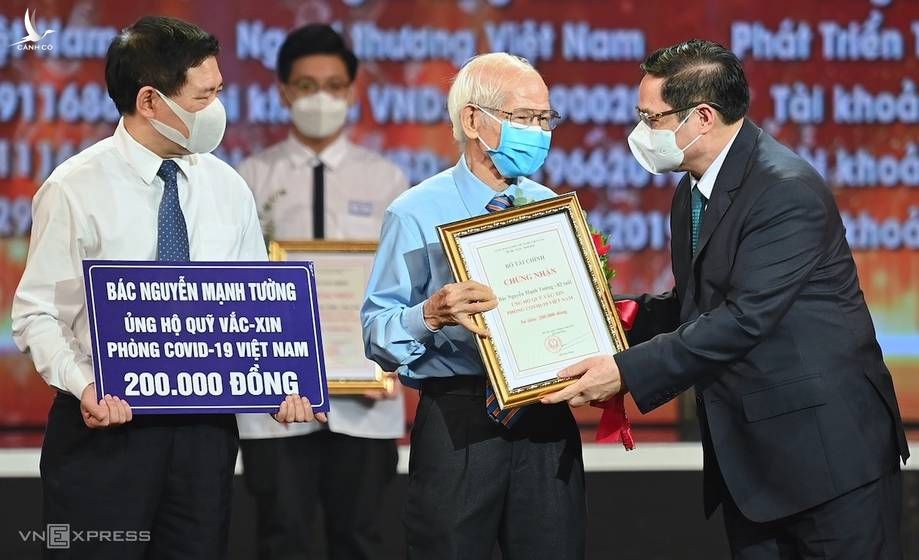 Thủ tướng Phạm Minh Chính đón nhận ủng hộ của người dân tại lễ ra mắt Quỹ vaccine Covid-19. Ảnh: Giang Huy.