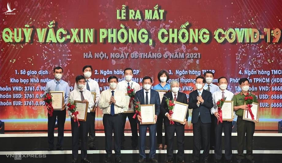 Lãnh đạo Đảng, Nhà nước tiếp nhận đóng góp của các bộ ngành, địa phương tại lễ ra mắt Quỹ Vaccine Covid-19. Ảnh: Giang Huy.